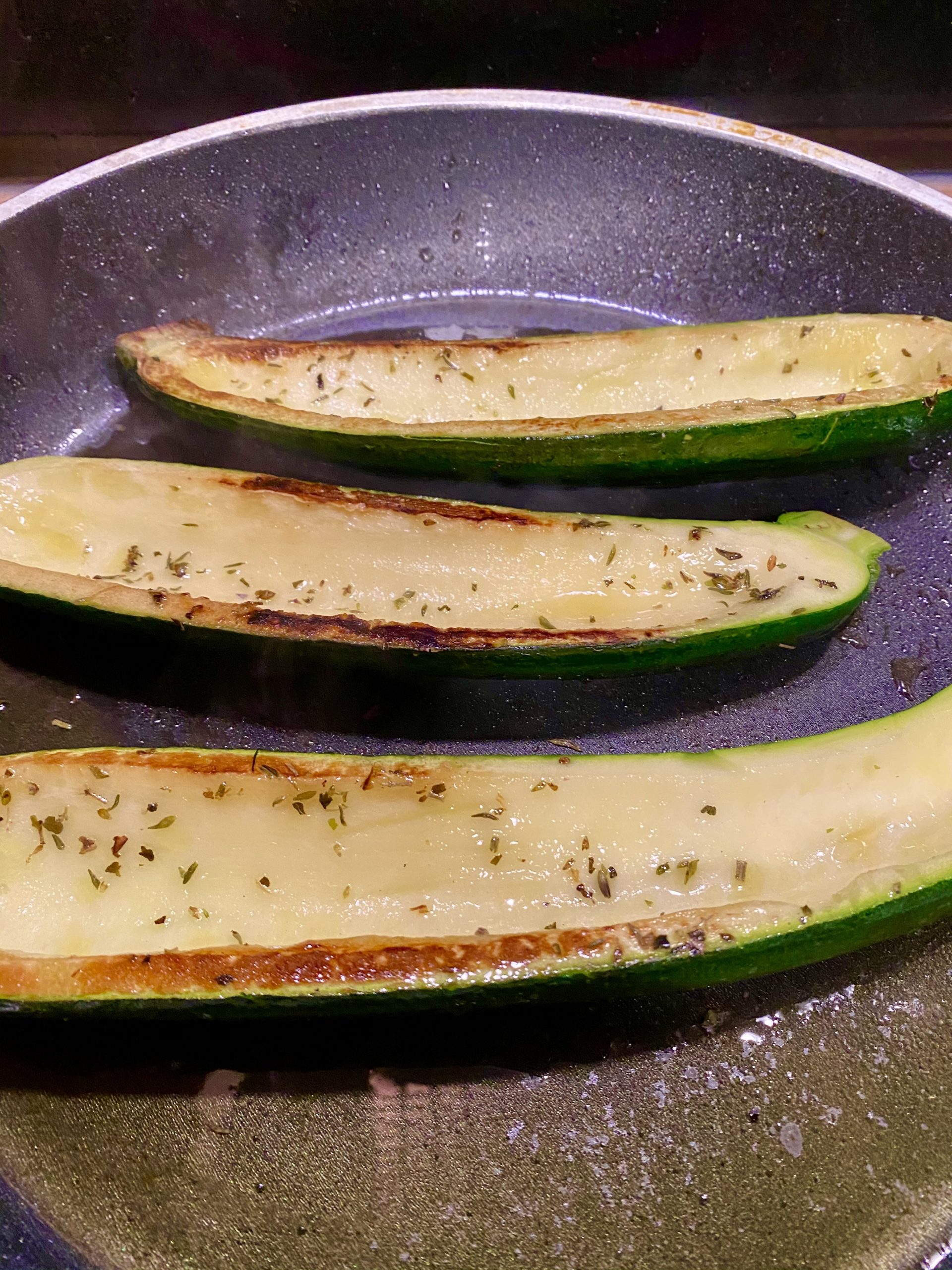 Gefüllte und überbackene Zucchini - Monatsrevue