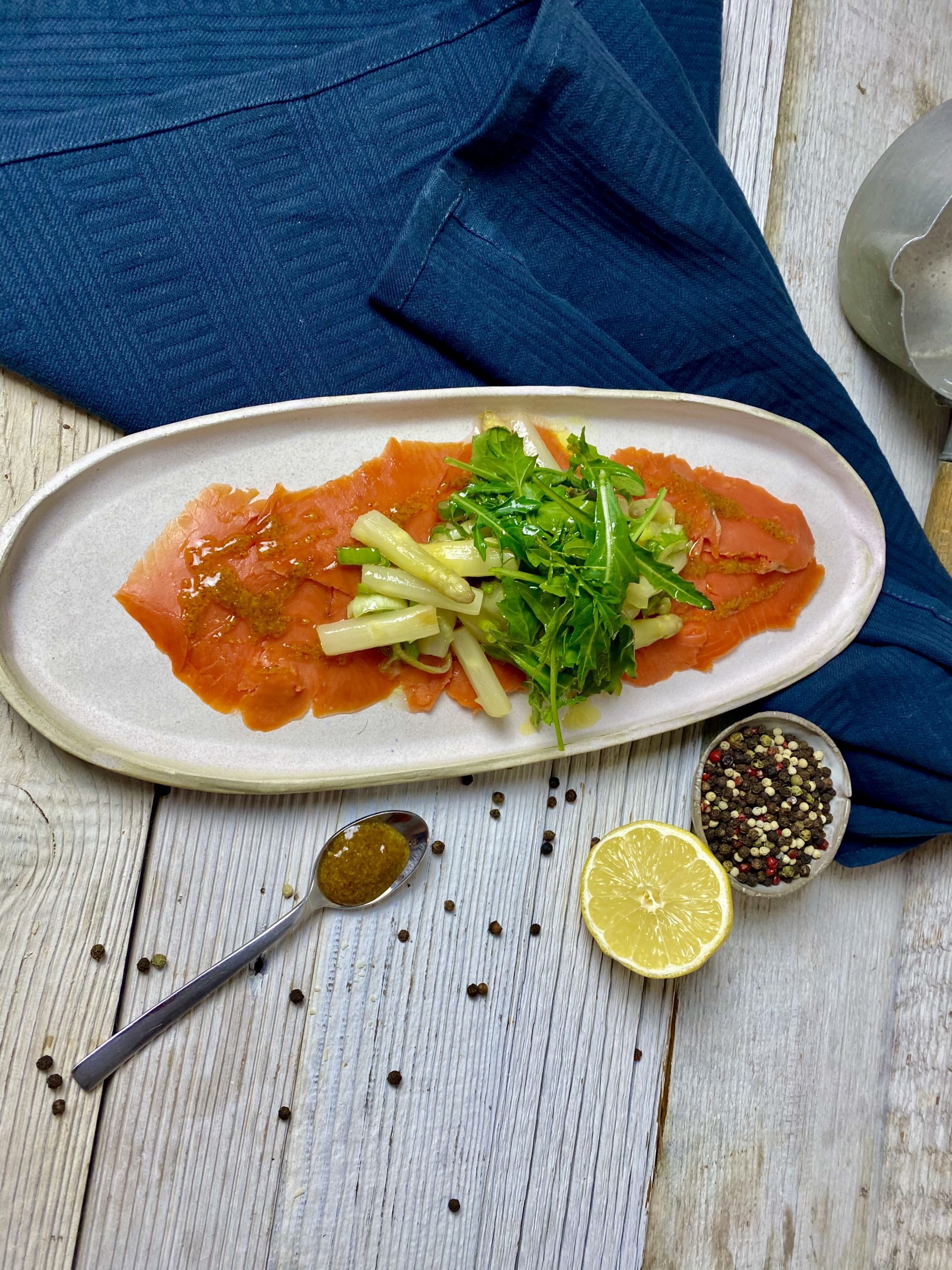 Spargelsalat auf Räucherlachs - Monatsrevue